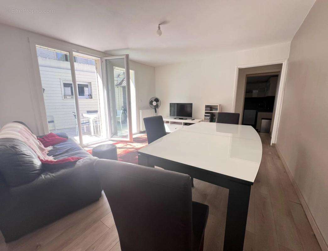 Maison à LES CLAYES-SOUS-BOIS