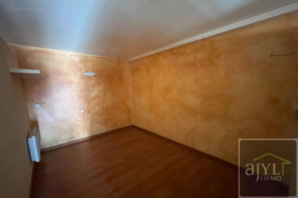 Commerce à LA ROQUE-D&#039;ANTHERON