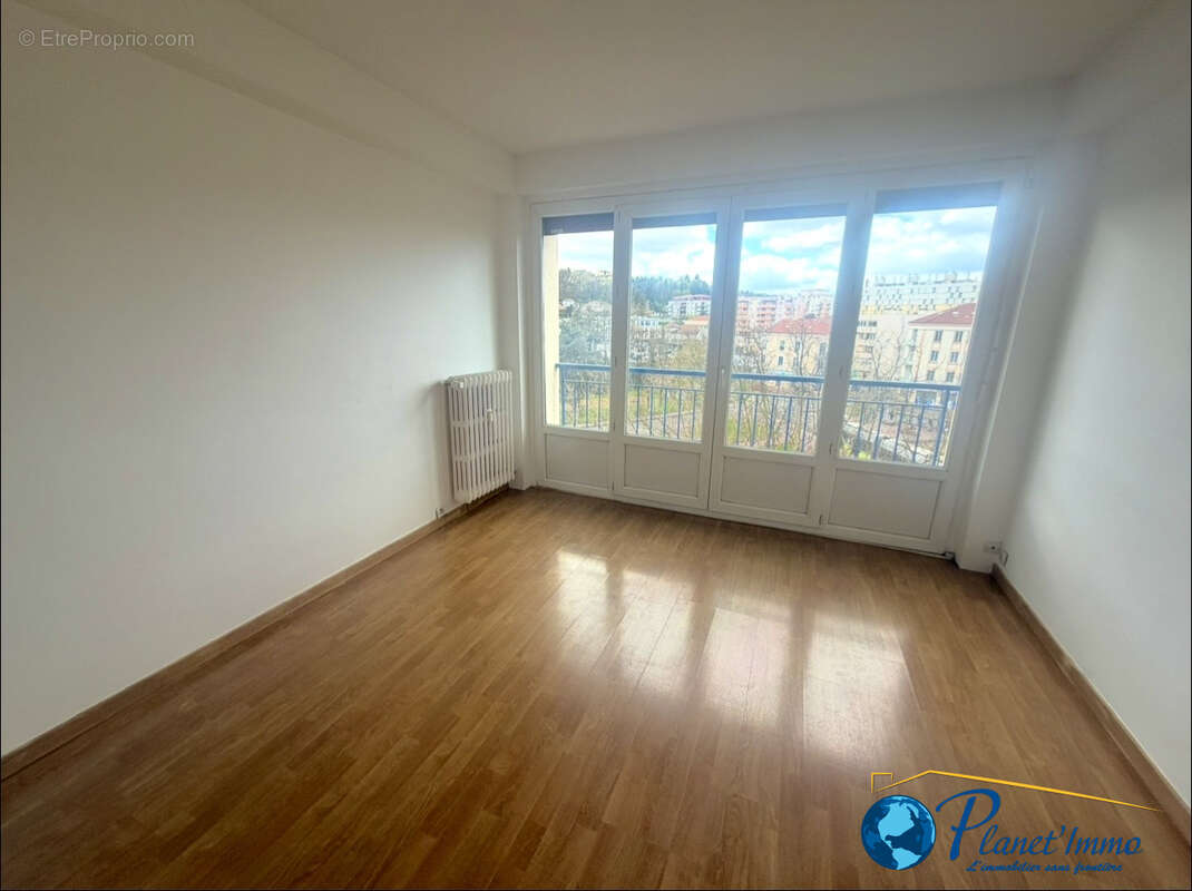Appartement à SAINT-PRIEST-EN-JAREZ