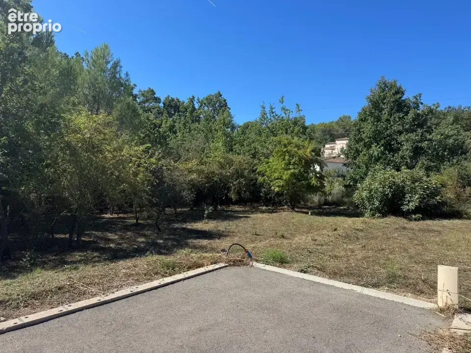 Terrain à GREASQUE