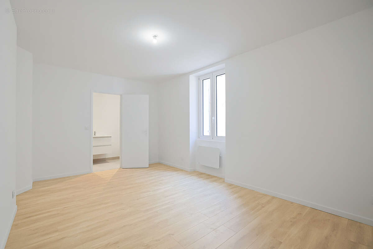 Appartement à SOLLIES-PONT