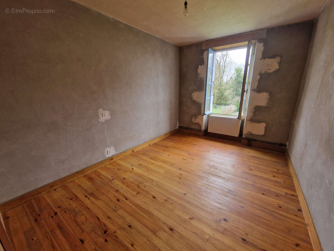 Maison à vendre 4 pièces PUYROLLAND (17)- 95 m² habitables-dépendance 100 m²- garage/atelier 46 m² - photo 5