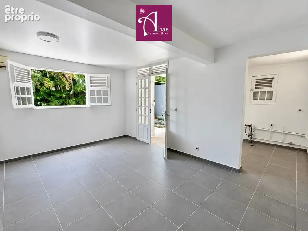 À VENDRE - Villa F4 avec petite piscine + T2 indépendant au Gosier - photo 10