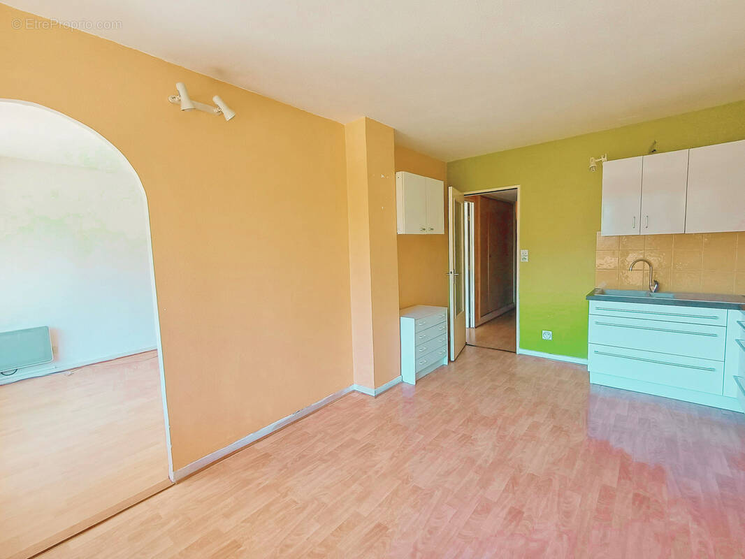 Aubenas - appartement 1 piece 41m2 - balcon et ascenseur - photo 4