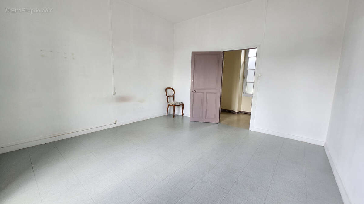 Maison à SAINT-JEAN-DE-BEUGNE