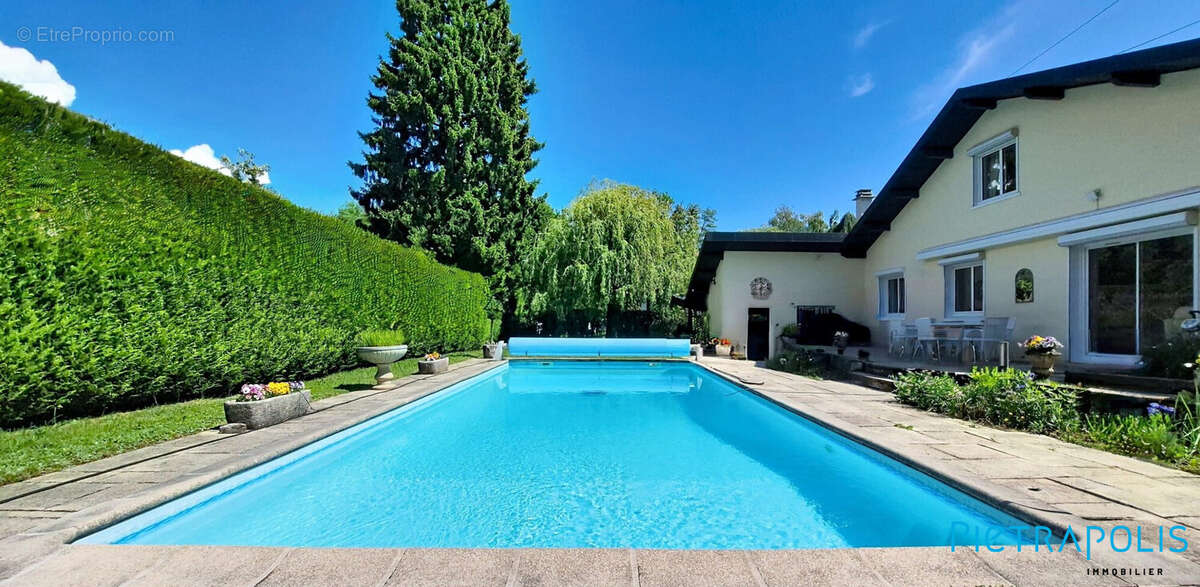 Maison à SAINT-GENIS-POUILLY
