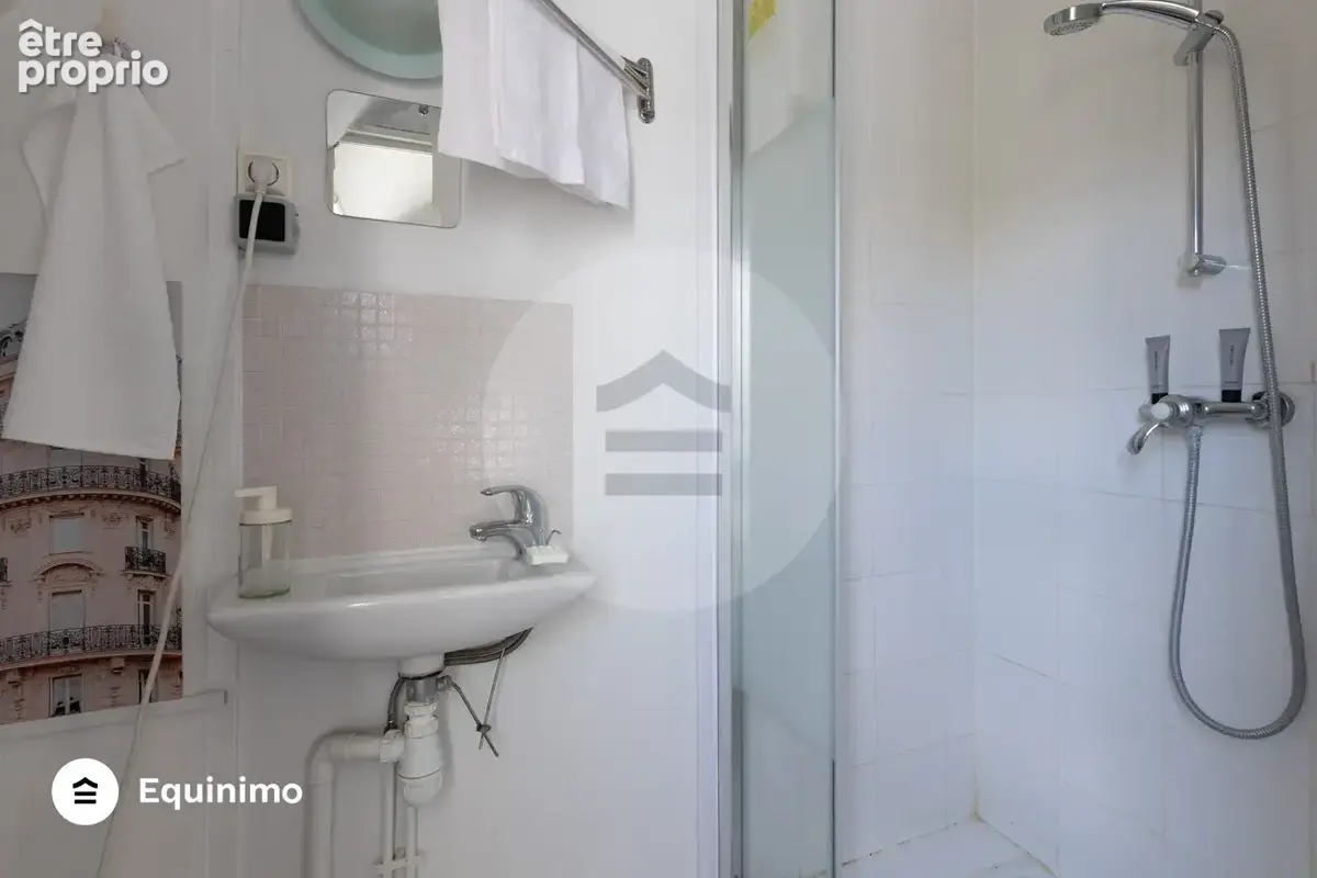 Studio de 10m2 au 6ème et dernier étage, avenue Marceau. - photo 3