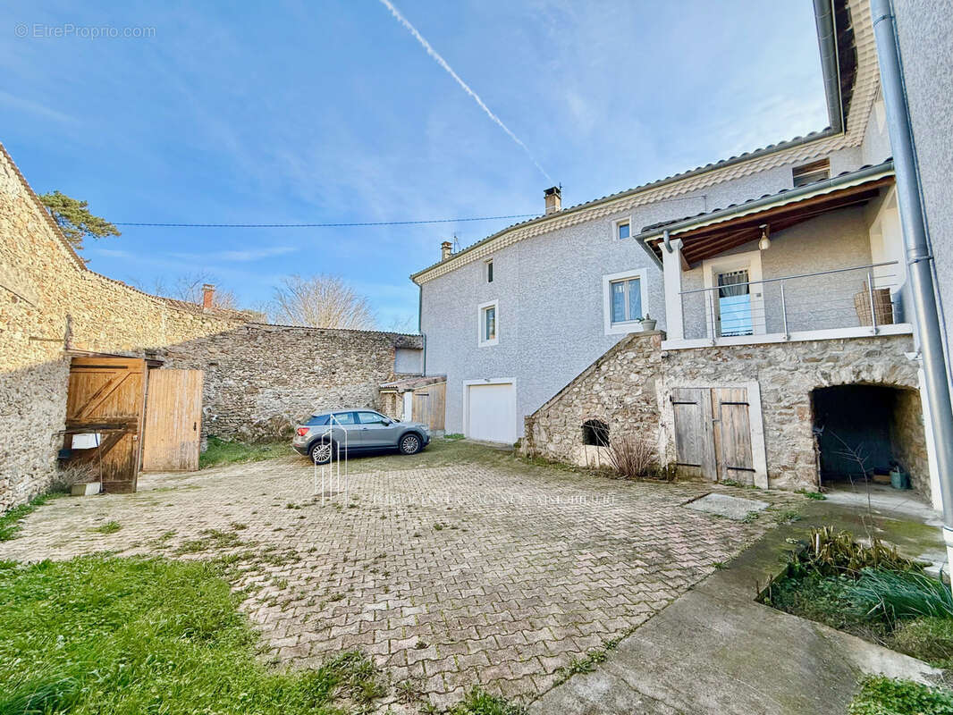 Maison à SAINT-JEAN-DE-MUZOLS