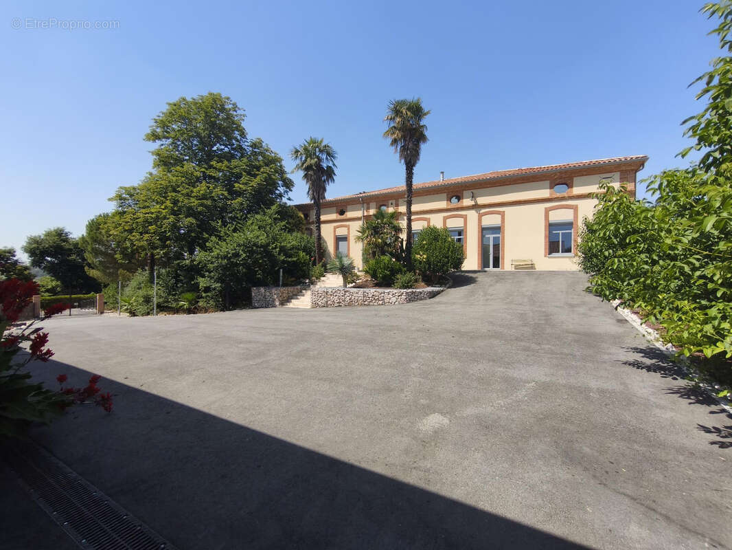 Propriété entièrement rénovée de 323 m2 avec piscine et dépendances - photo 4