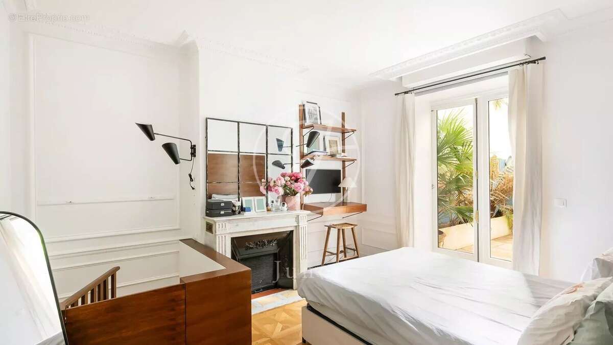 Appartement à PARIS-16E