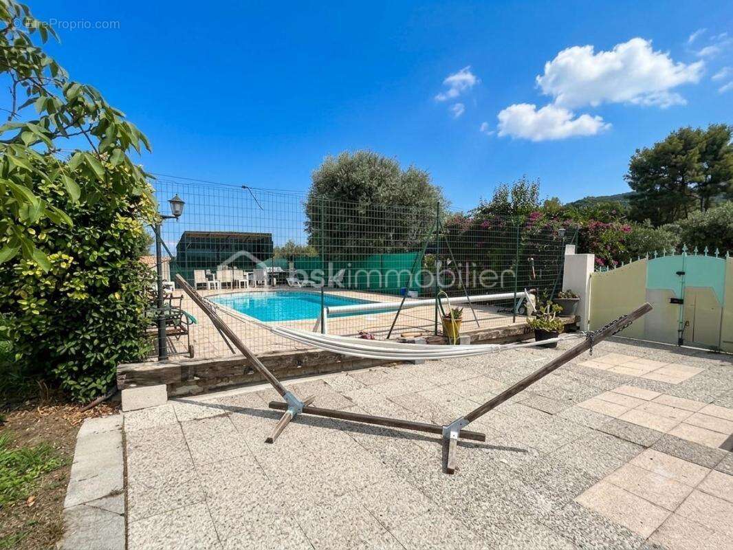 OLLIOULES – FAVEYROLLES - Maison familiale T9 de 160 m² avec annexes, piscine et terrain de 2 000 m² - photo 5