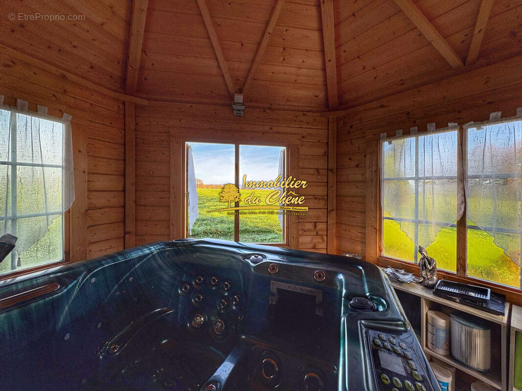 Maison à MONTREUX-CHATEAU