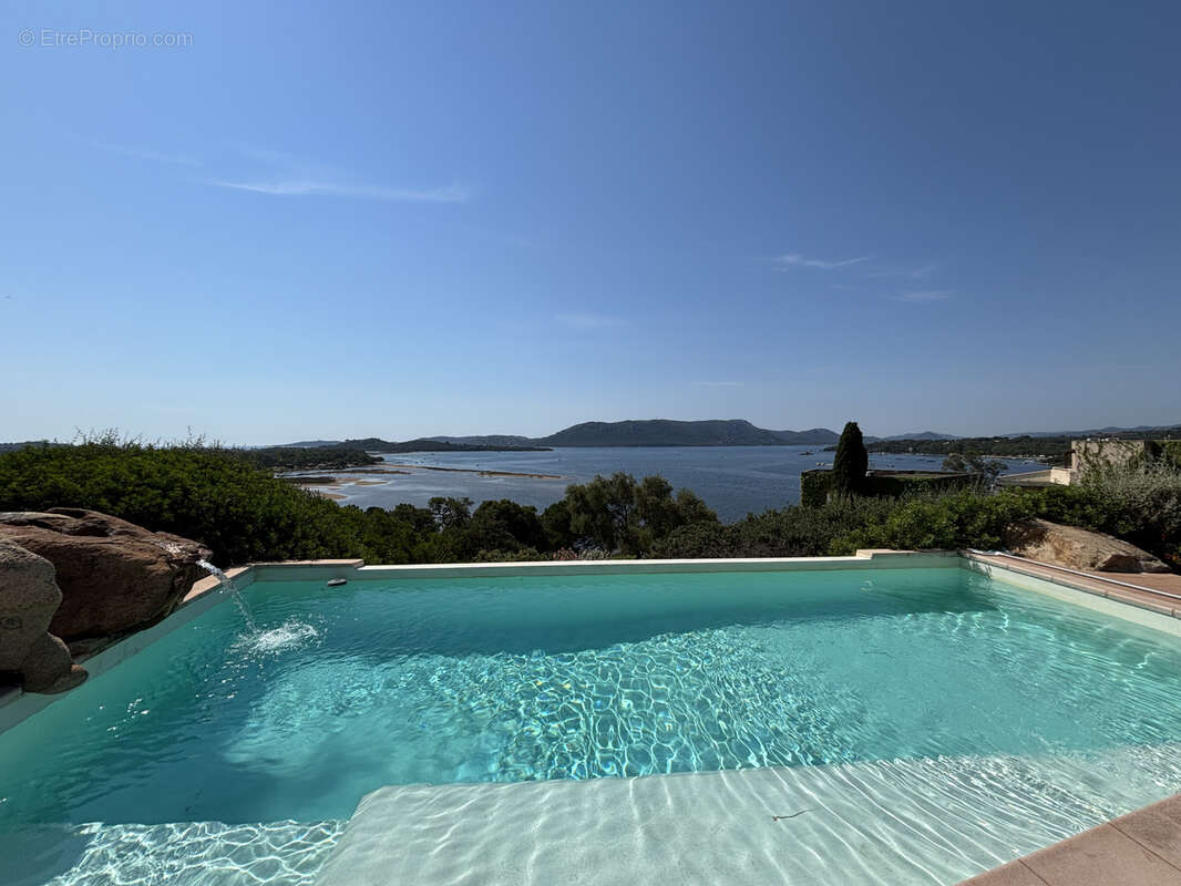 Villa de 176m2  sur 2 niveaux avec piscine et vue panoramique sur la mer et le golfe de Porto Vecchio - photo 4