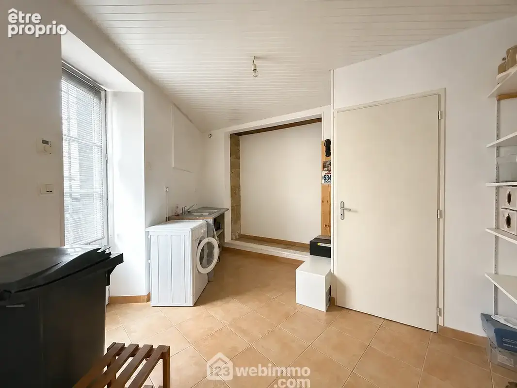 une buanderie avec WC séparé.