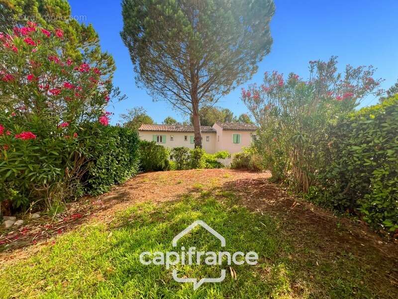 DOMAINE DE PONT ROYAL – Bastidon climatisé de 44 m², ravalé et parfaitement entretenu, avec jardin, 2 chambres et place de parki - photo 2