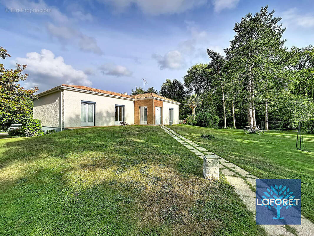 Maison Aubigny Les Clouzeaux 7 pièce(s) 158 m2 - photo 6