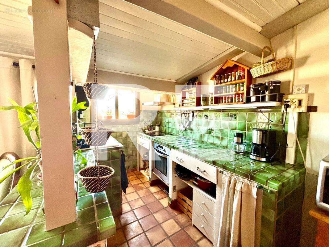 Commerce à SAINTES-MARIES-DE-LA-MER