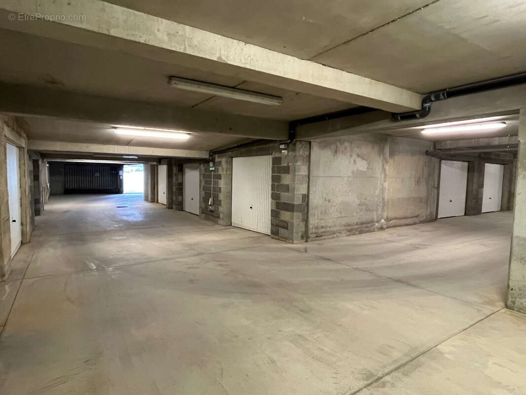Parking à FLEURY