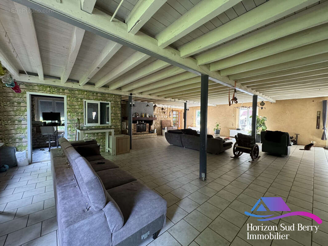 Séjour avec  insert et une pièce bureau - Maison à SAINT-JEANVRIN