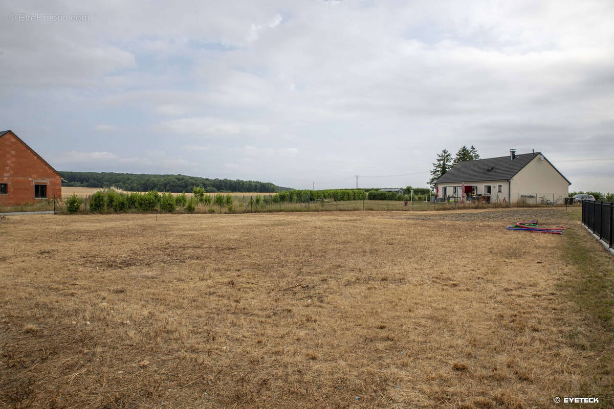 Terrain à BRECY