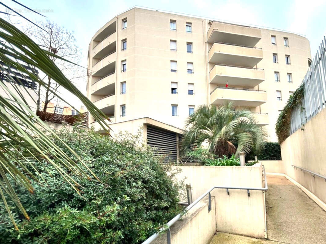 Appartement à MARSEILLE-4E