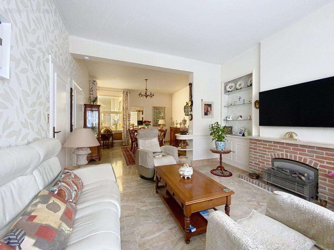 Large maison ancienne avec hangar de 240m² - photo 3