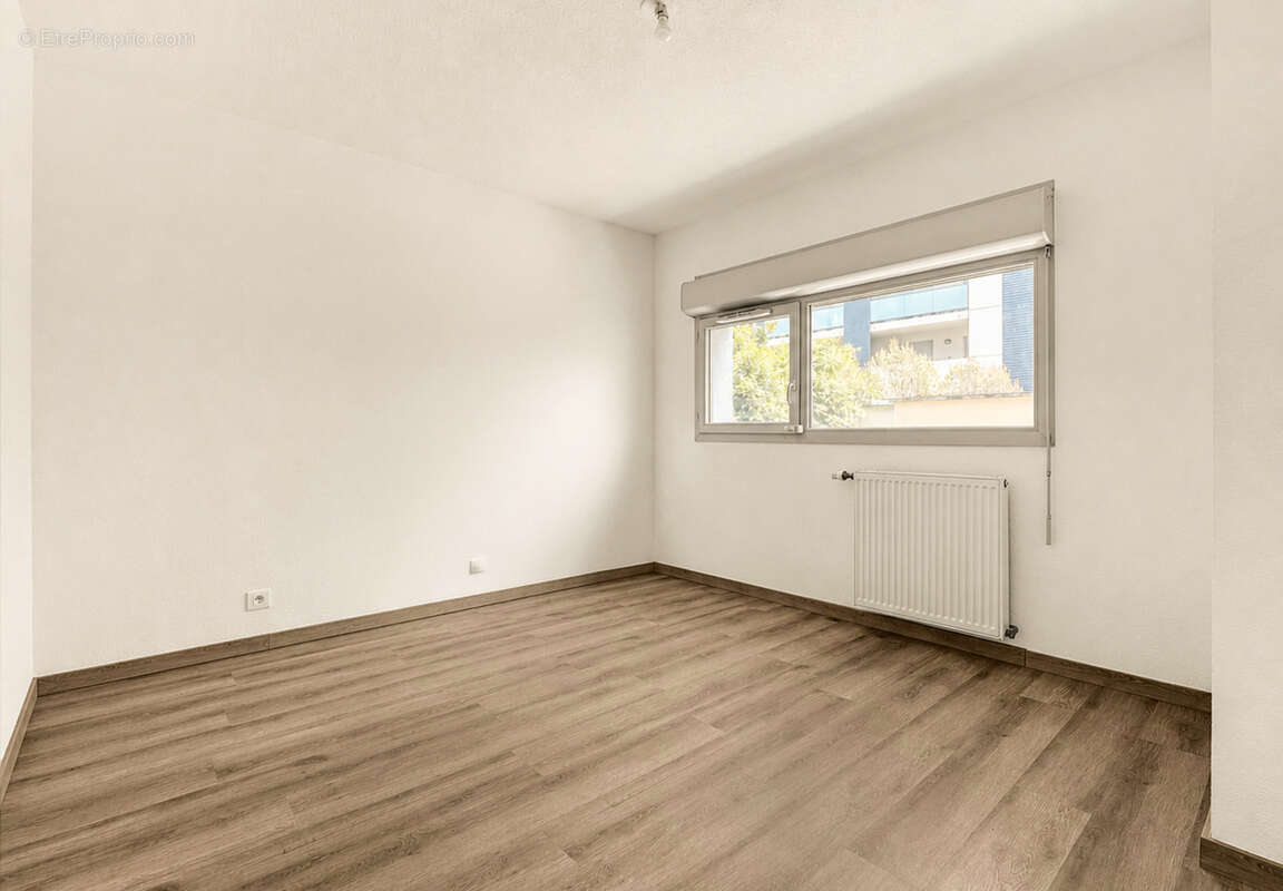 En exclusivité !  Appartement T3 de 65 m2 en rez-de-jardin, situé dans le quartier de Lalande. - photo 7