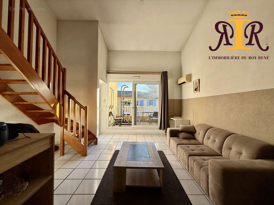 Séjour exposé Sud en fin de journée - Appartement à PERTUIS