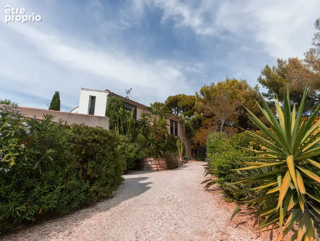 Sanary-sur -mer  / quartier beaucours - villa de 170 m2 avec piscine - photo 17