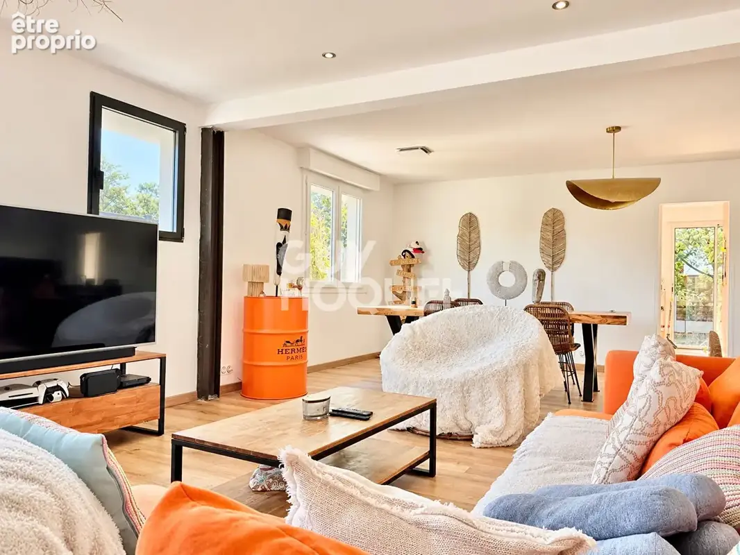 À La Hume, une maison entièrement rénovée avec trois suites et garage - photo 3