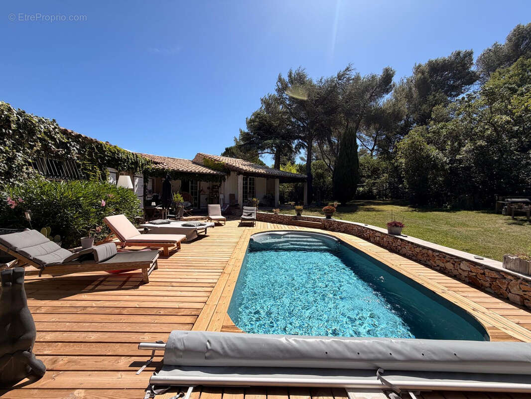 NIMES CAMPLANIER Superbe maison de plain pied,7 pièces de 250 m2 avec dépendance, jardin et piscine - photo 4