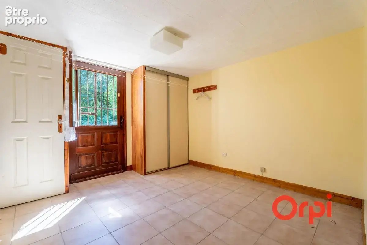 Maison avec beau terrain arboré et ruisseau en contre bas - photo 12