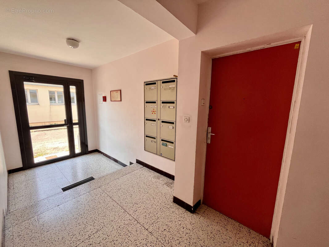 Quartier Pasteur: T3 en RDC (vendu loué meublé) - photo 2