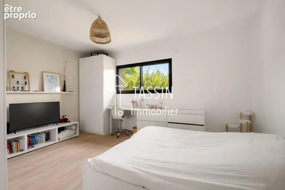 Ecully - Maison contemporaine 5 chambres + studio indépendant - photo 8