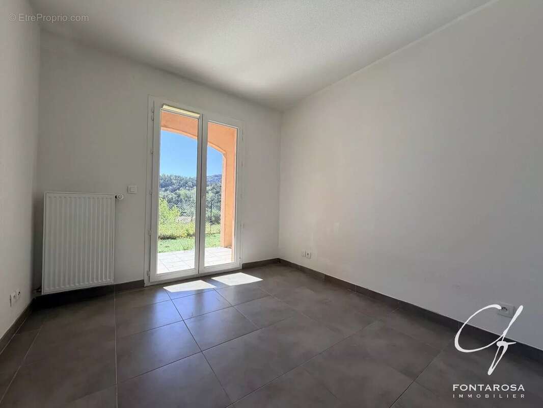 Appartement à ROQUEBRUNE-SUR-ARGENS