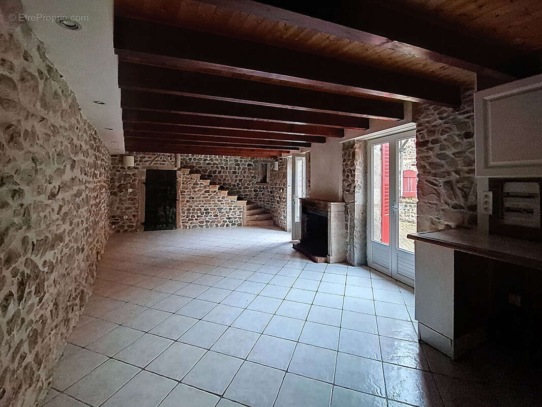 Maison à LA CHAPELLE-DE-GUINCHAY