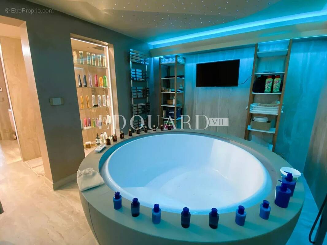 Splendide propriété de 300 m² en excellent état avec home cinéma, superbe piscine et pool house - photo 4