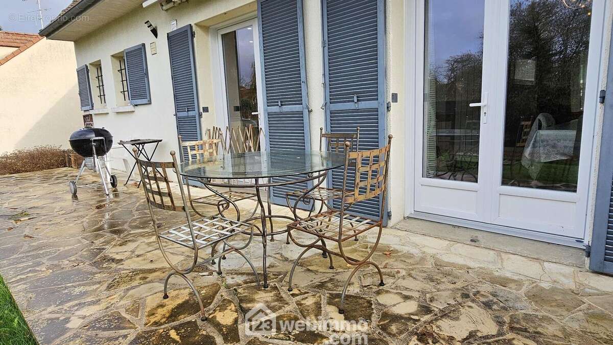 Une terrasse.... - Maison à MILLY-LA-FORET