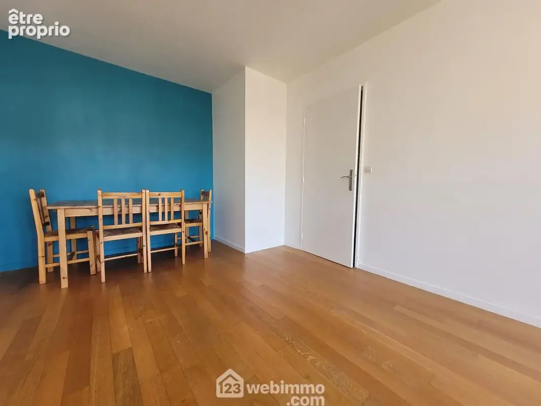 Vue opposée du séjour avec l'espace salle-à-manger