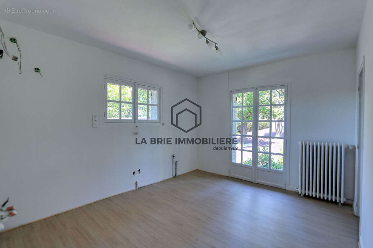 Maison à MANDRES-LES-ROSES