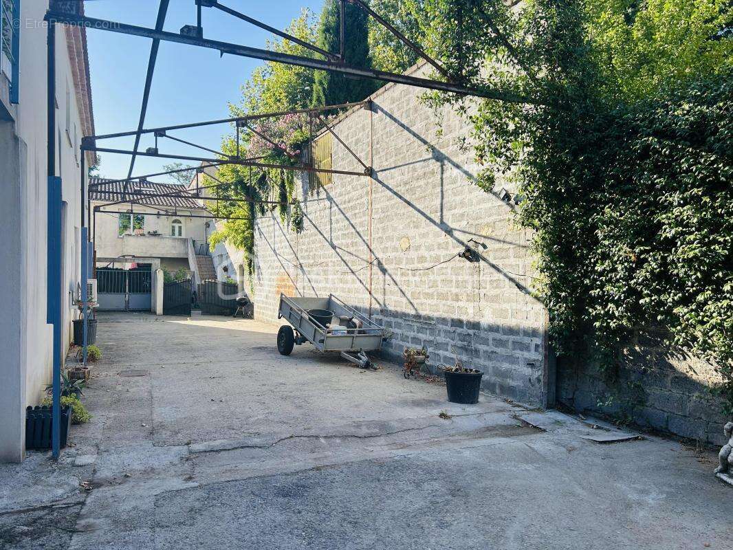Grand ensemble immobilier de 367 m² avec terrain & Parking - photo 13