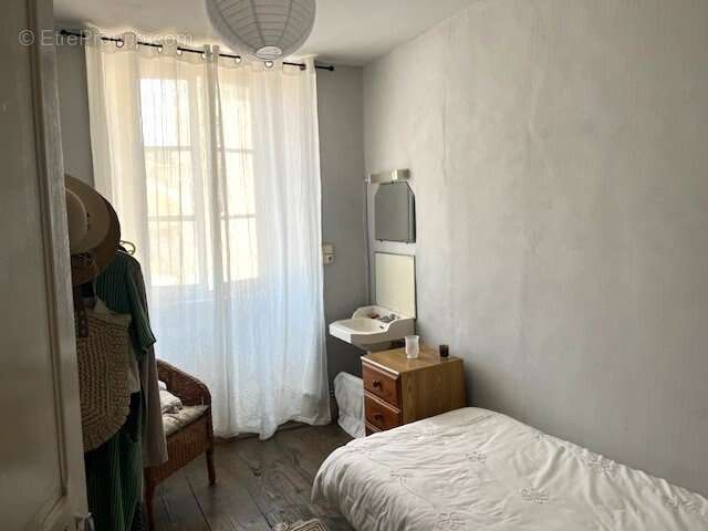 Appartement à LES SALLES-LAVAUGUYON