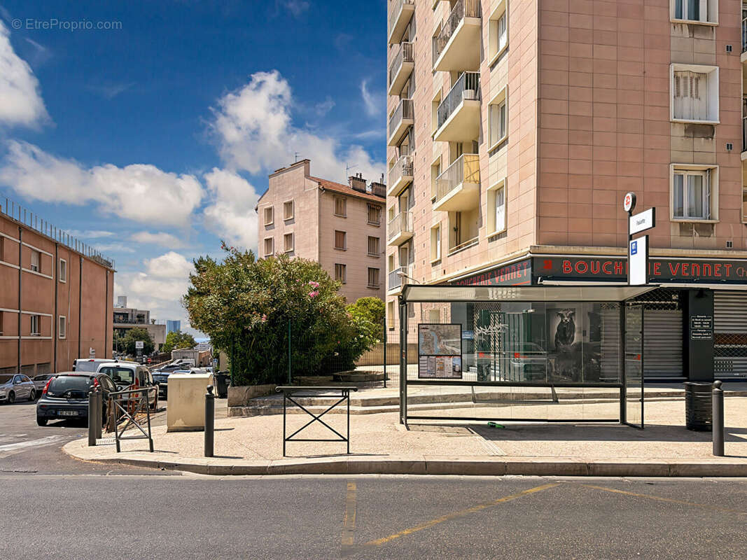 À VENDRE - Magnifique T3 entièrement rénové à Marseille 4ème - Chutes-Lavie - parking privé et cave - proche métro - photo 13