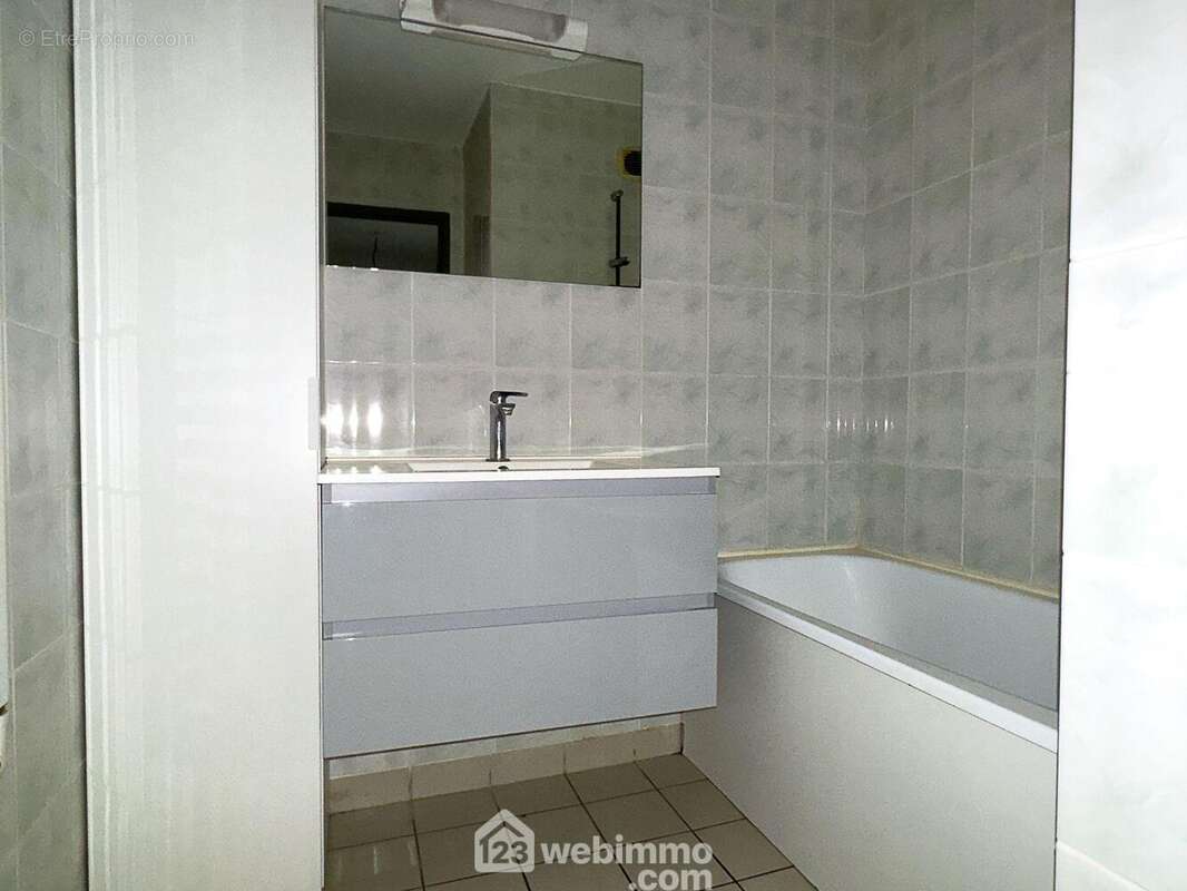 La salle de bain est séparée des WC. - Appartement à NANTES