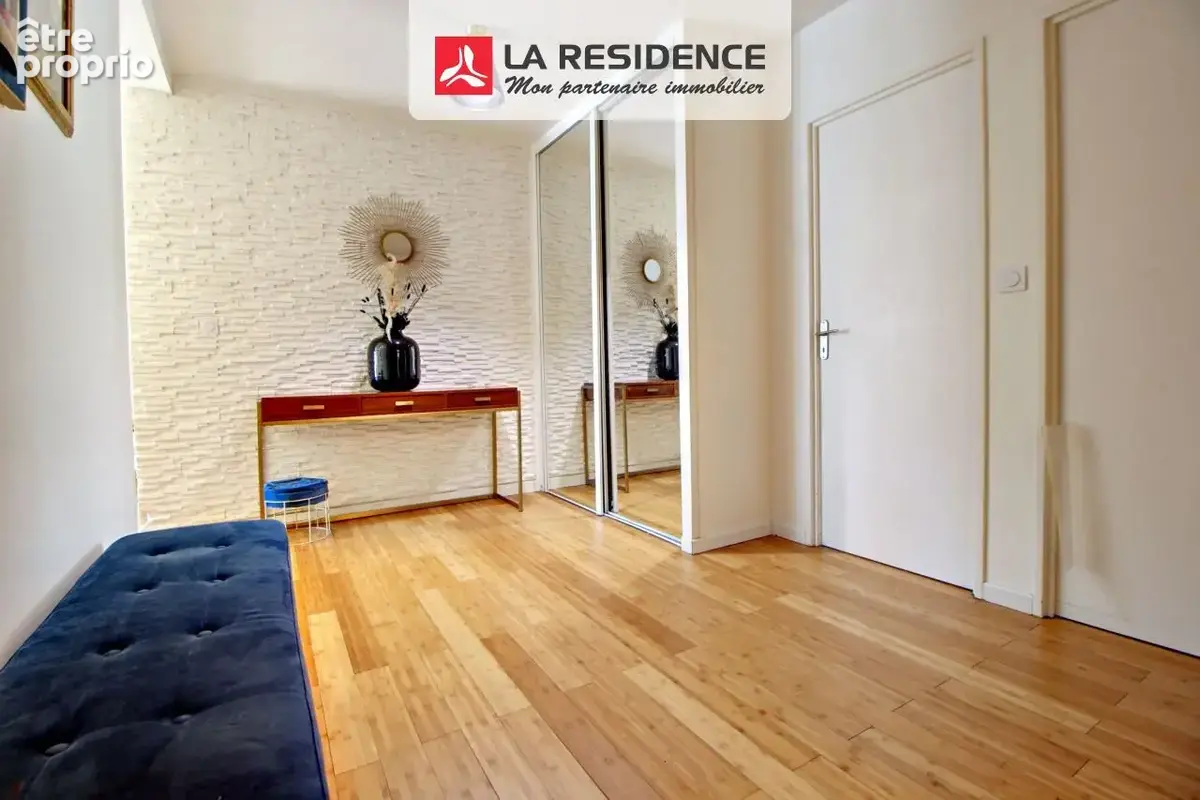 Photo Appartement à Fontenay-Le-Fleury au prix de 303 000€