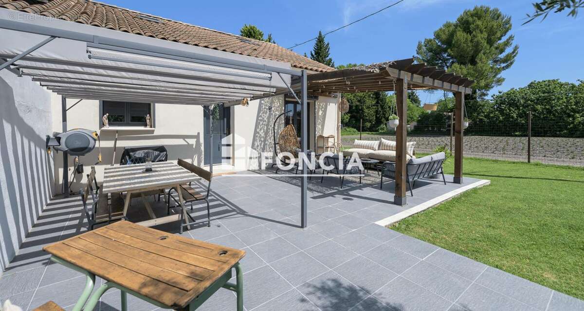 Exclusivité FONCIA, Mas de 138 m2 sur terrain de 700 m2 avec VUE sur les champs de lavande et GARAGE privatif - photo 4