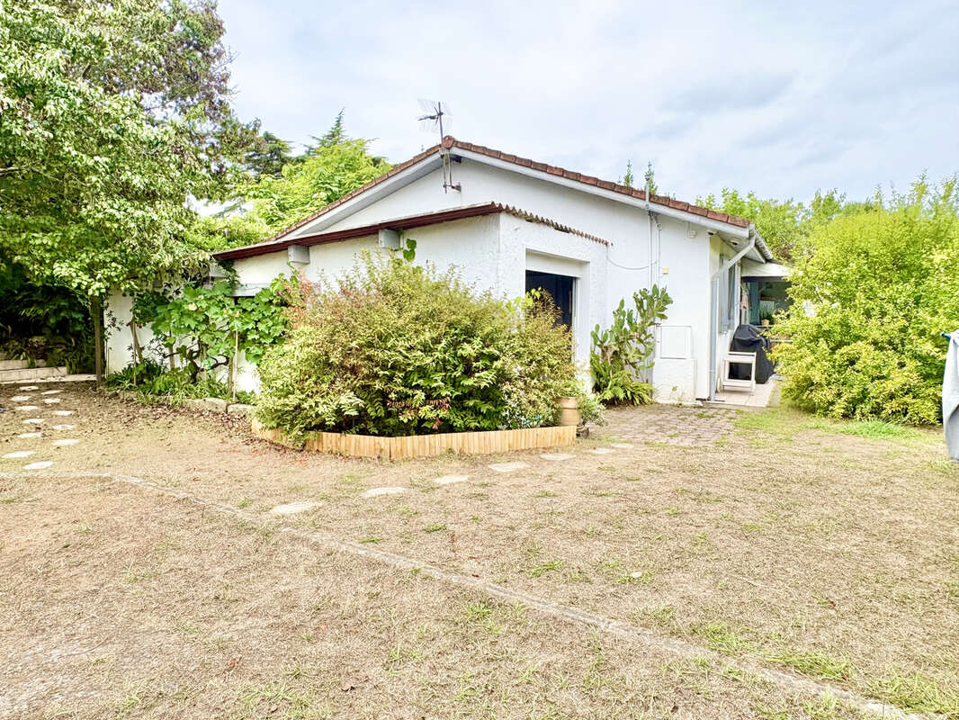 Jolie maison avec jardin 1010m2 au coeur d'un village très recherché - photo 3