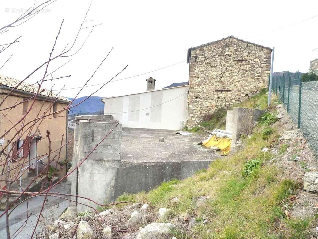 Appartement à CASTELLET-LES-SAUSSES
