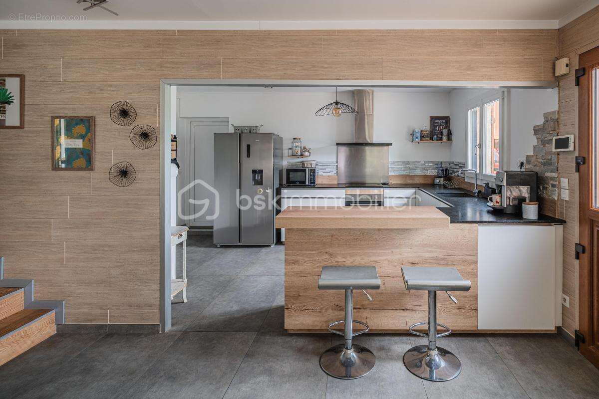  Maison familiale avec grand terrain, piscine et autonomie énergétique – Notre-Dame-de-Mésage Le Haut - photo 6