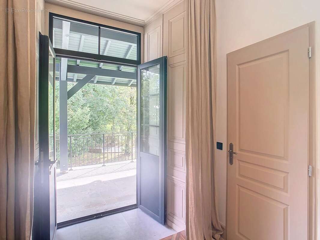Allinges - T4 - 164 m² - Entièrement rénové - Terrasse et grand parc de 3 200 m². - photo 3